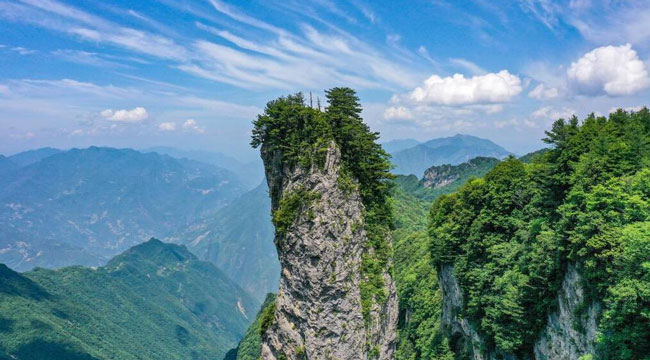 夏日阴条岭青山如黛