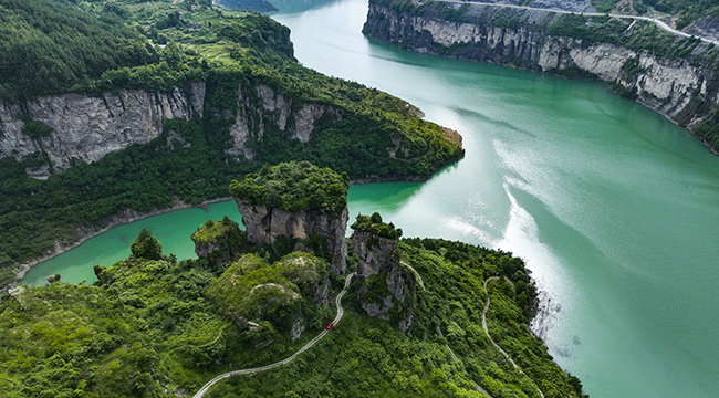 【&ldquo;飞阅&rdquo;中国】航拍重庆：只此青绿金山湖