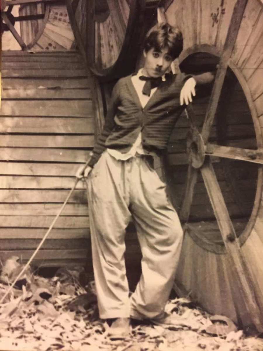 庞茂琨读附中时扮演的卓别林。