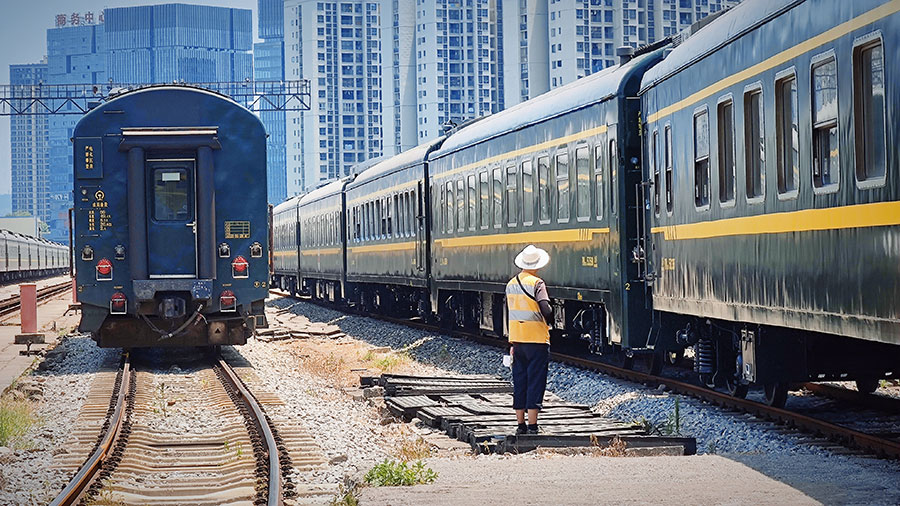 重庆北站：高温下坚守的铁路调车员