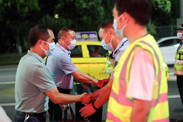 九龙坡区生态环境局带队慰问一线执法人员