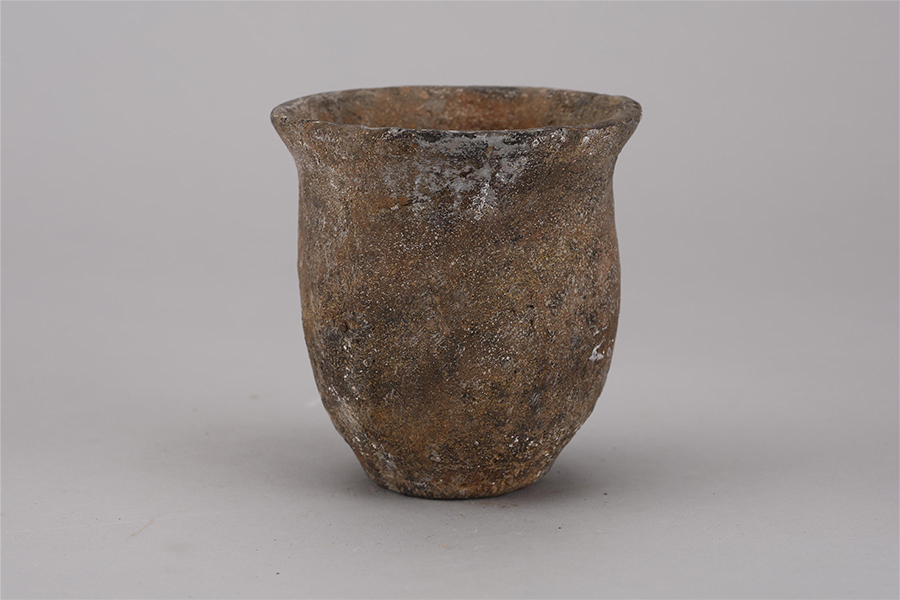 老关庙遗址发掘出的新石器时代红陶夹砂陶罐。(夔州博物馆供图)