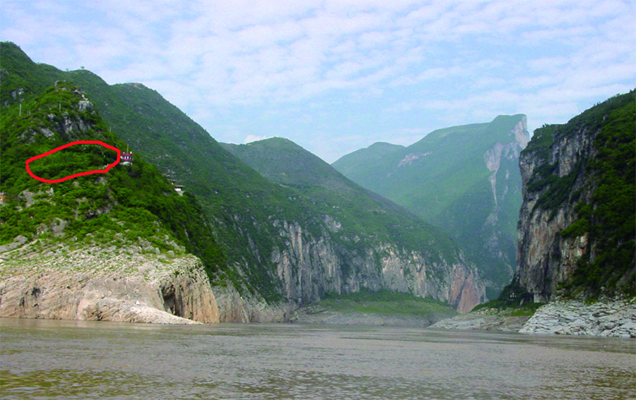 瞿塘峡西口的老关庙遗址（红圈处）。(夔州博物馆供图)