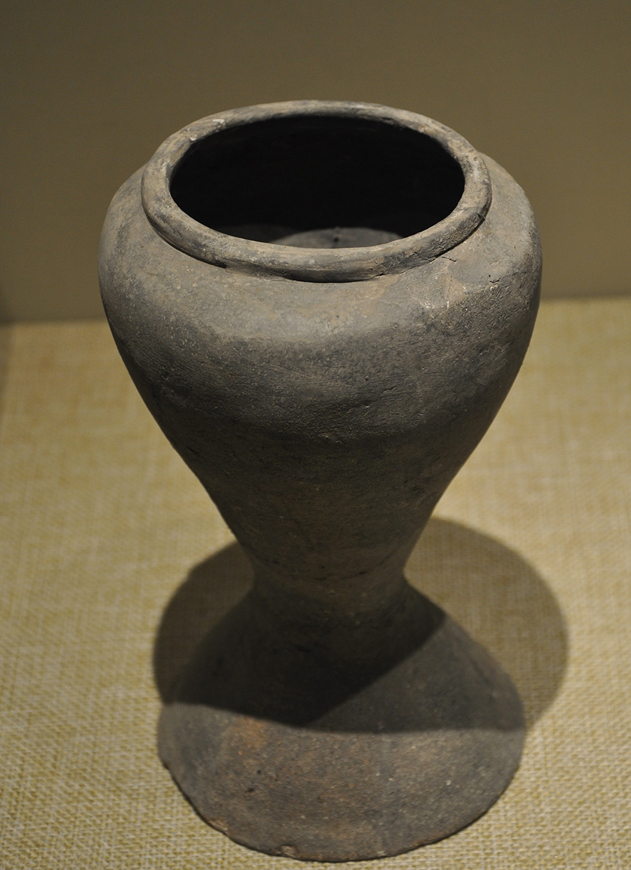 㽏井沟中坝遗址出土的周代圈足灰陶罐。（忠州博物馆藏 夏显虎 摄）