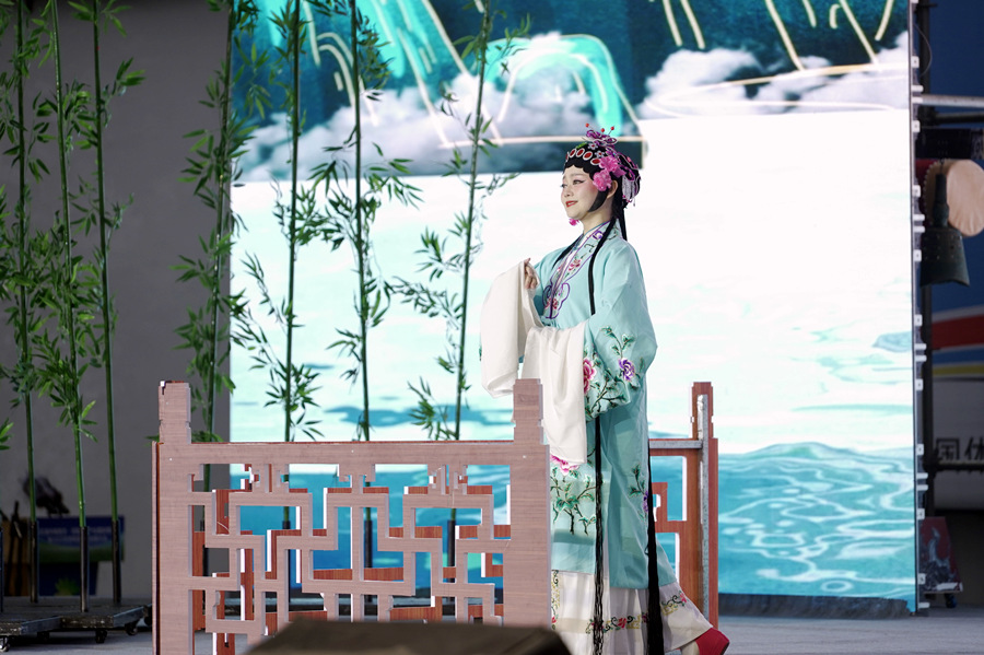 涪陵不仅有美食还有美景，文艺演出带市民同游乌江画廊。