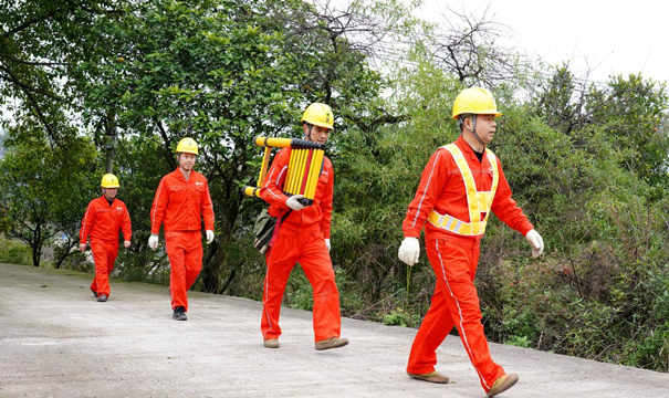 他们走进田间地头 服务春耕春灌用电
