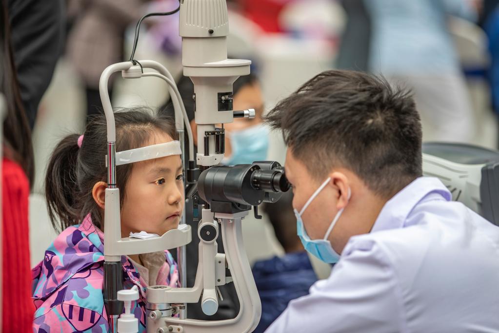 重庆：爱心义诊关爱儿童健康