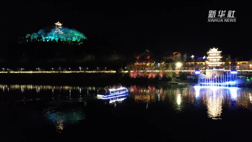 江边古城夜色美