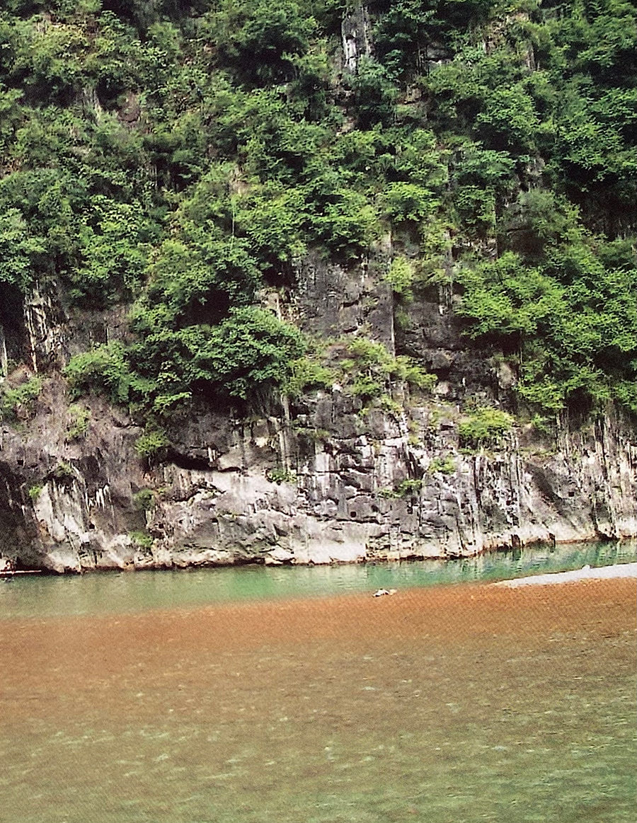 大宁河古栈道群——咋嘴岩栈道遗存栈孔。（资料图 秦建明、王勇 摄）