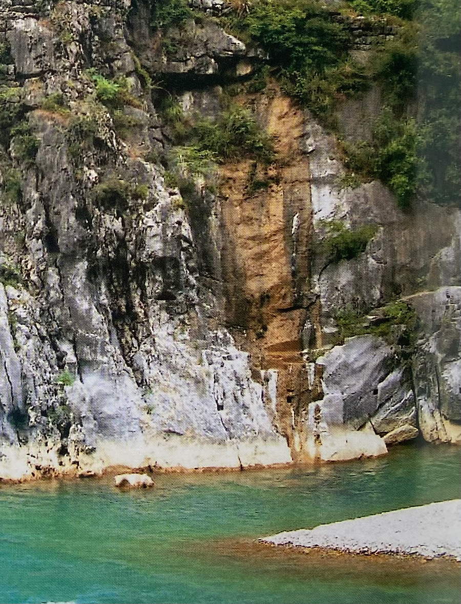 大宁河古栈道群——牛肝马肺峡中栈中段遗存栈孔。（资料图 秦建明、王勇 摄）