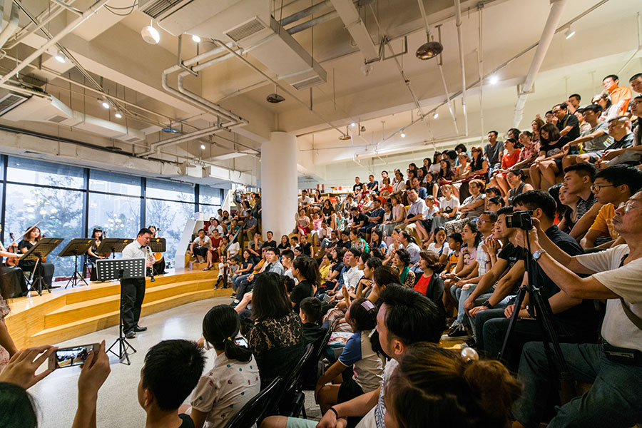 图为在南滨路精典书店举办的音乐会活动现场。