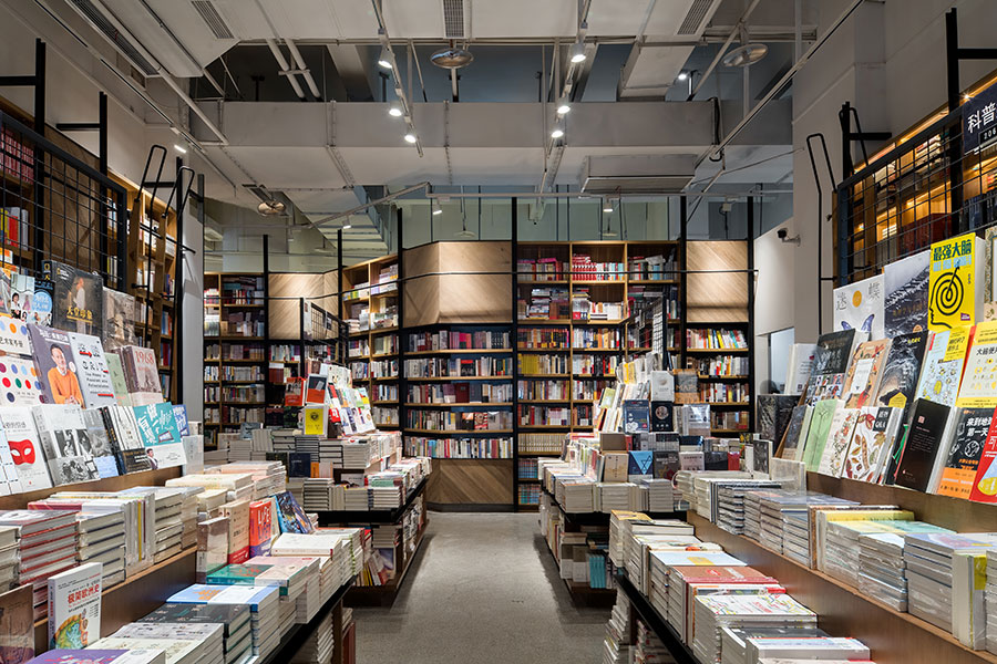 图为南滨路精典书店文学社科区。