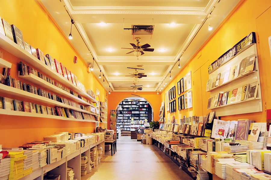 图为精典书店解放碑店的文化长廊。