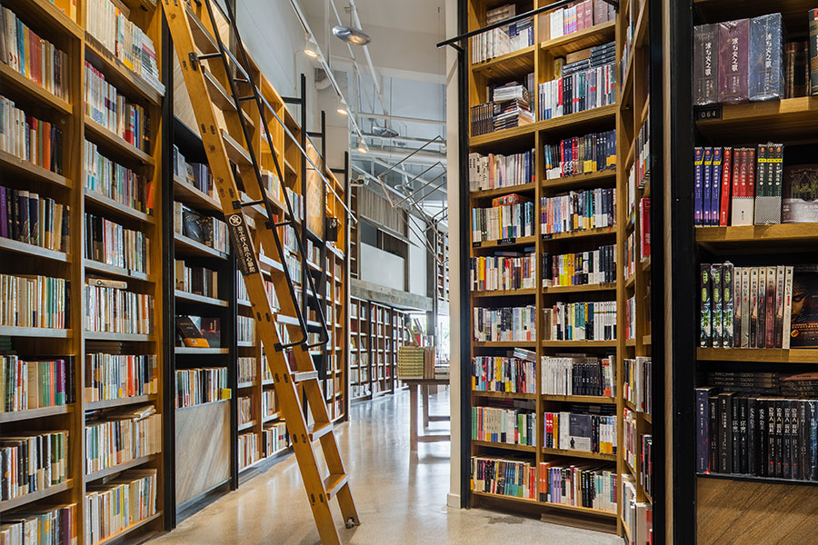 图为位于重庆南滨路的精典书店。