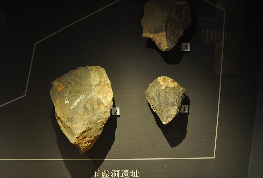 秭归玉虚洞遗址出土的砍砸器（1、2）和刮削器（3），距今约30万年，现藏于宜昌博物馆。