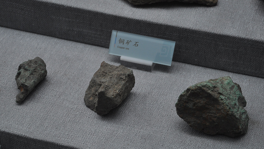 图为双堰塘遗址出土的西周时期铜矿石，现藏于巫山博物馆。