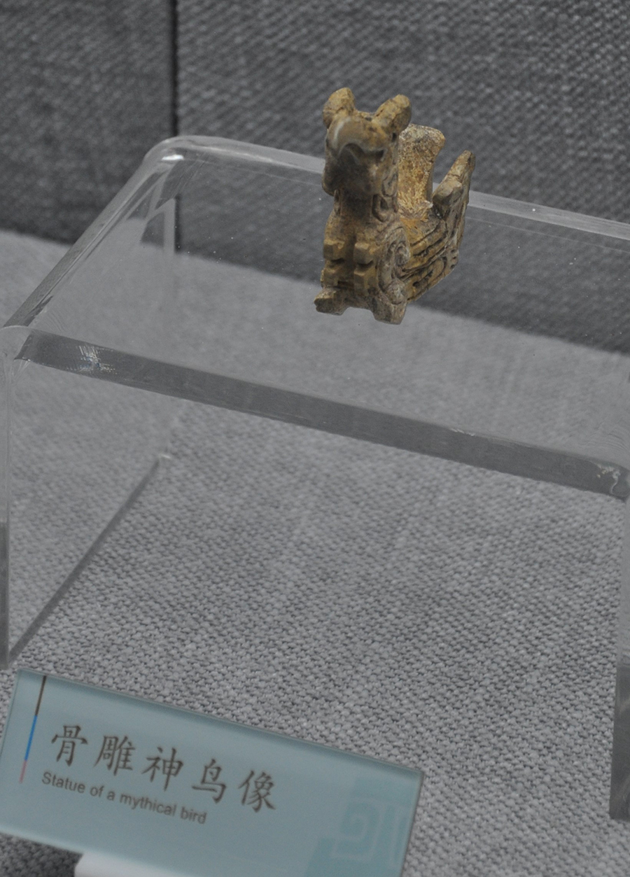 图为双堰塘遗址出土的西周时期骨雕神鸟像，现藏于巫山博物馆。