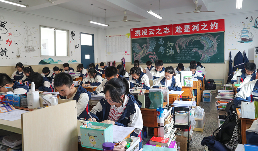 重庆:高三学子积极备战高考