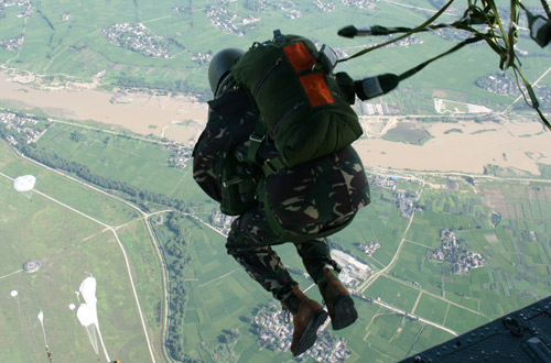 探访90后浙江农村歌舞团女演员生活 | 新华网重