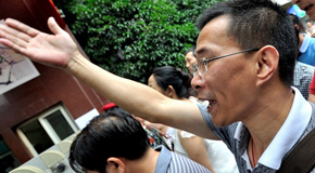 天下父母心 考場外的等候