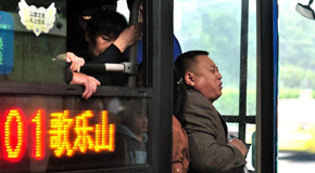 城市面孔：擁擠公交