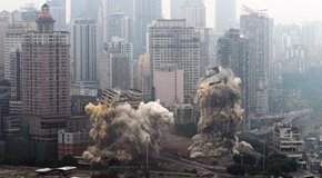 朝天門地標性建築成功爆破