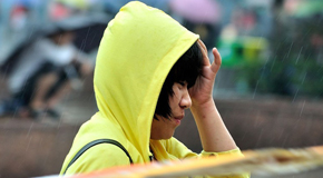 重慶各高校新生雨中報到